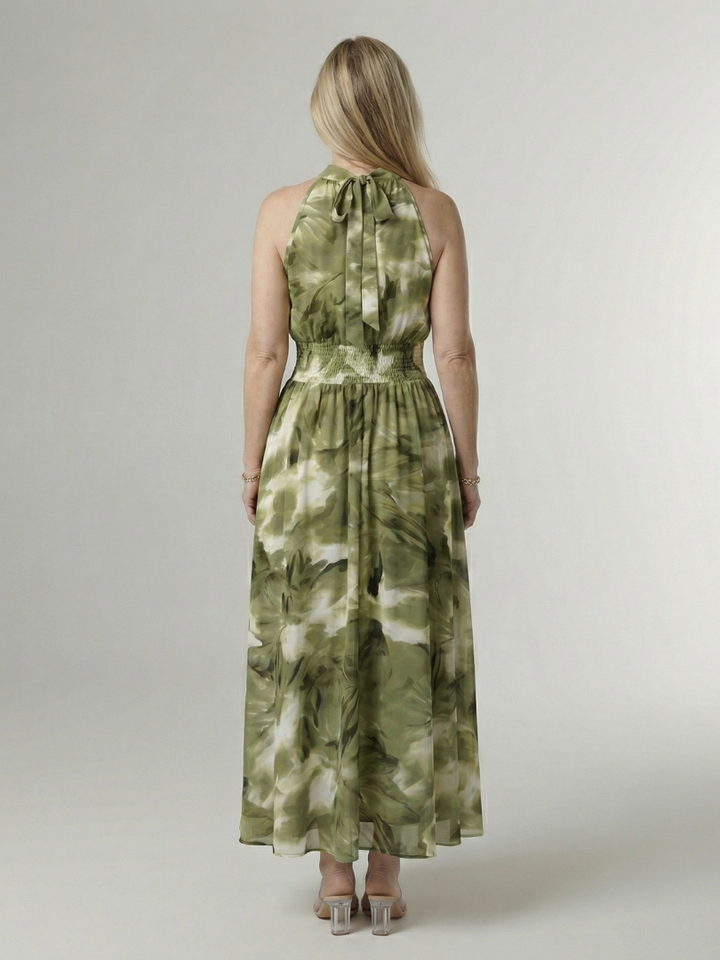 Veda Bremen Sylin midikleid mit Neckholder, geraffter Stoff, elegante Silhouette, auf weißem Hintergrund.