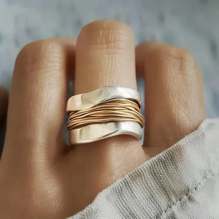 Silver ring with a delicate golden thread design from Veda Bremen, showcasing intricate craftsmanship and a sleek, modern style.