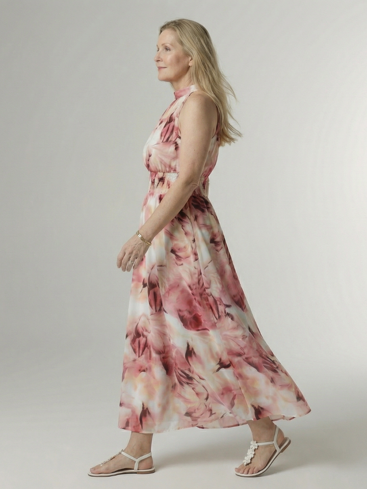 Veda Bremen Sylin Gerafftes Midikleid mit Neckholder, elegant midi dress with ruffled details and neckholder design.