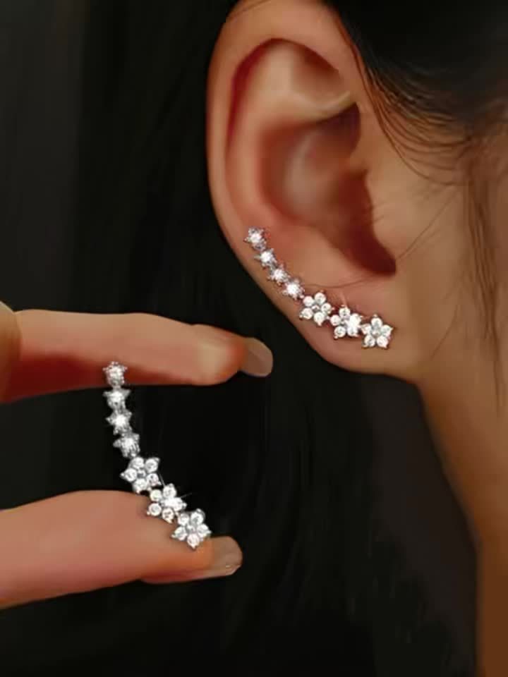 Veda Bremen zeitlose Blumen Ohrringe with delicate floral design and silver hooks, elegant jewelry for women.