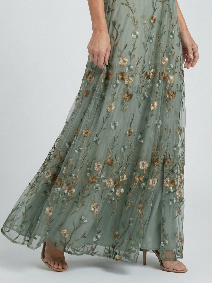Veda Bremen Selora maxikleid with neckholder and Bloom-Flow cut, flowing fabric and floral pattern in soft pastel tones.