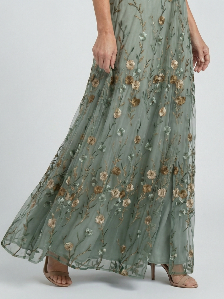 Veda Bremen Selora maxikleid with neckholder and Bloom-Flow cut, flowing fabric and floral pattern in soft pastel tones.