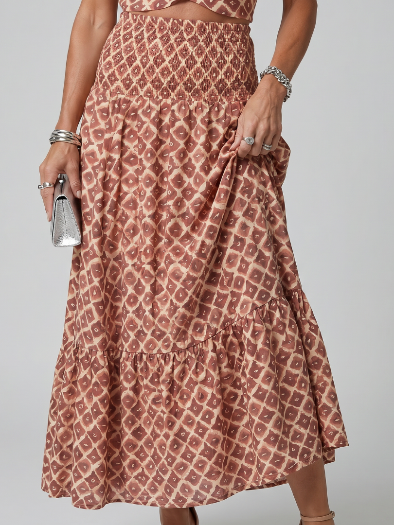 Veda Bremen Amira midikleid with crossed neckholder, geometric print, and cut-out details, shown on a model.
