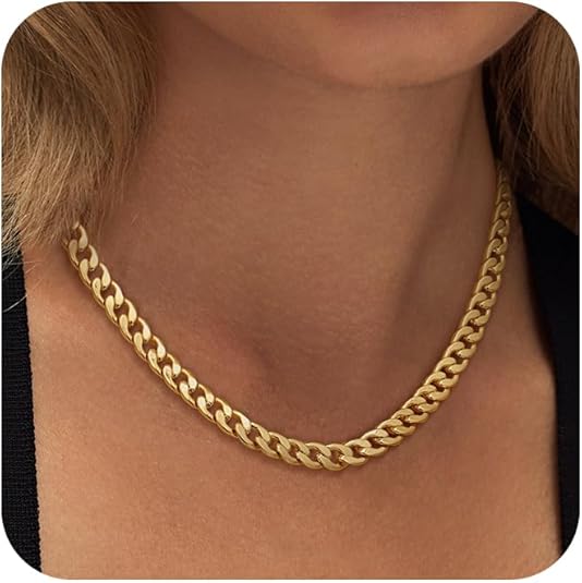 Veda Bremen Klobige kubanische Gliederkette with large gold-tone links on a neutral background.