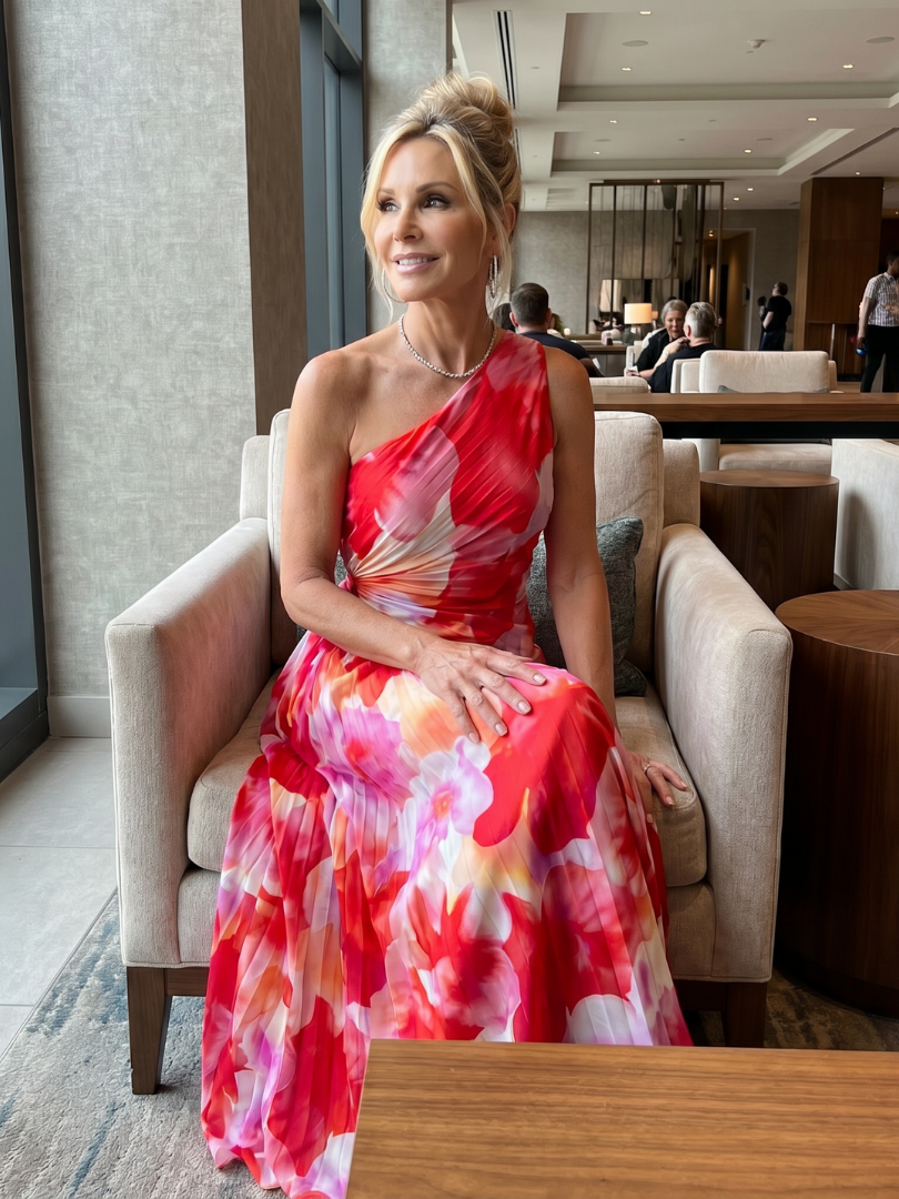 Veda Bremen Taya midikleid with one-shoulder strap and pleated bodice, elegant evening dress on a neutral background.