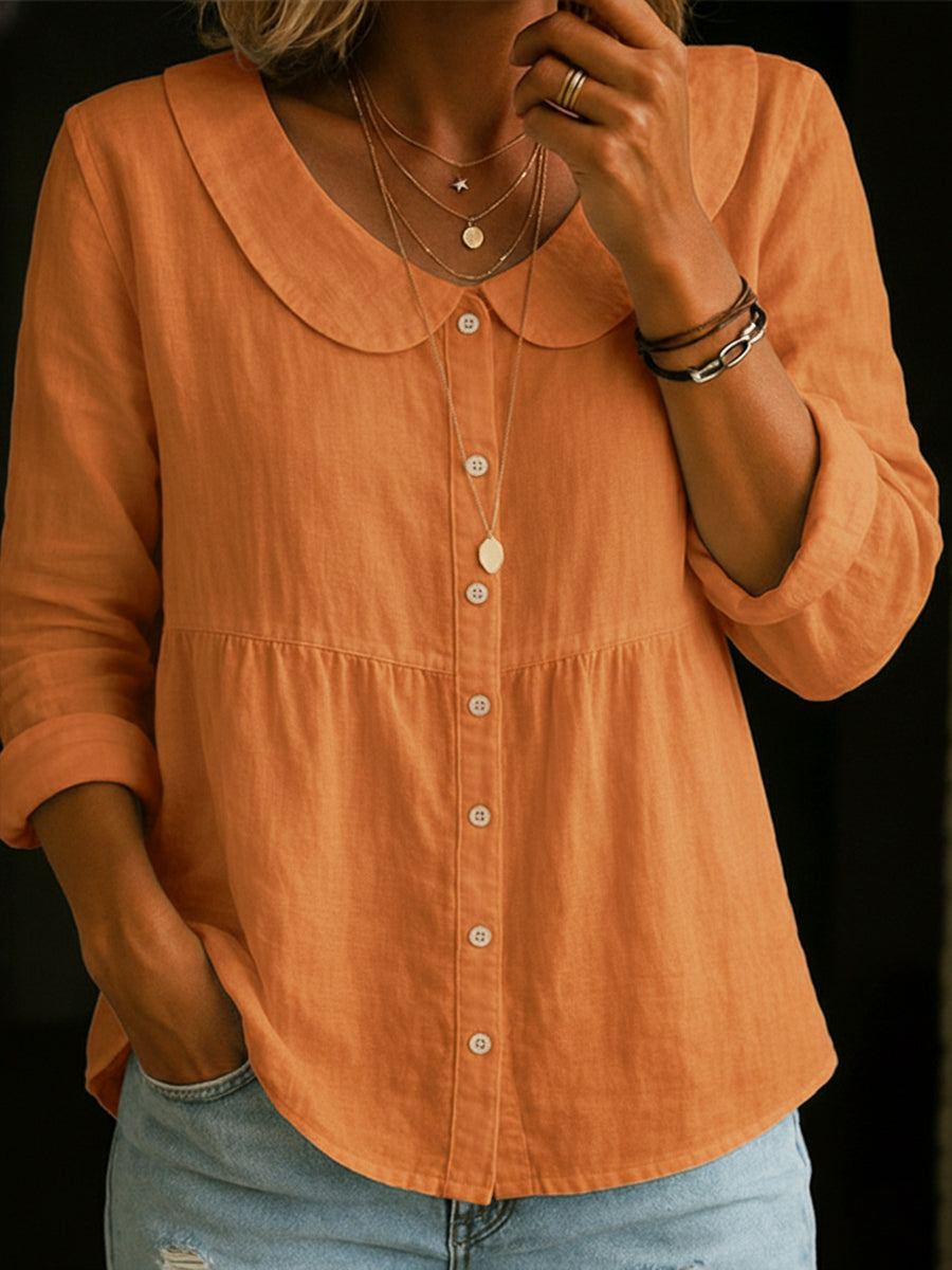 Veda Bremen Arlira blouse with Peter-Pan collar made of soft, textured linen fabric, shown in a close-up of the collar and fabric details.
