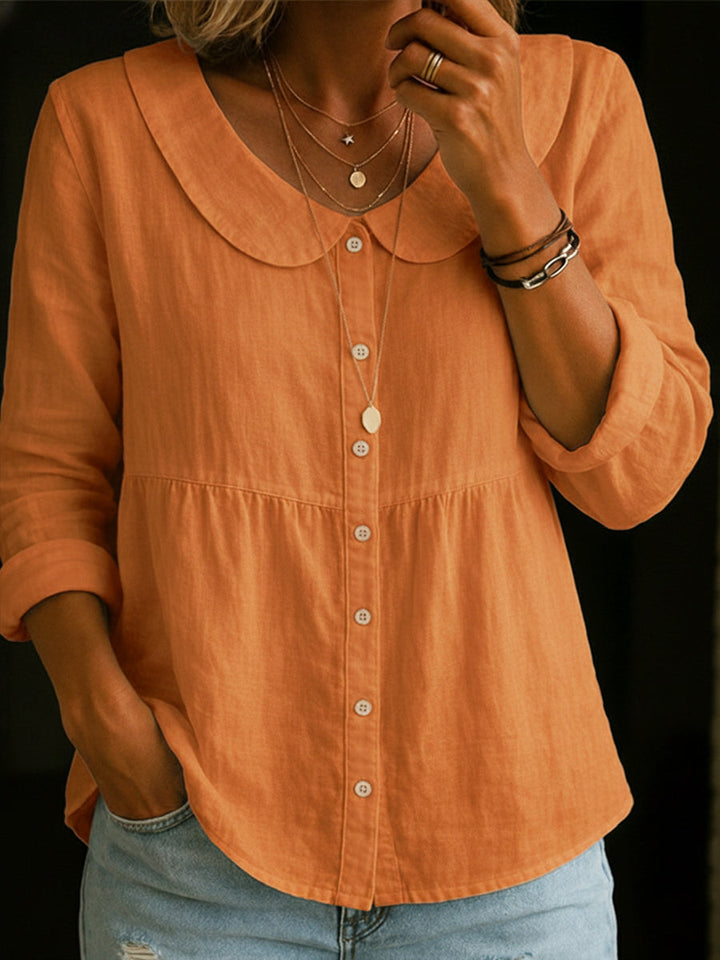 Veda Bremen Arlira blouse with Peter-Pan collar made of soft, textured linen fabric, shown in a close-up of the collar and fabric details.
