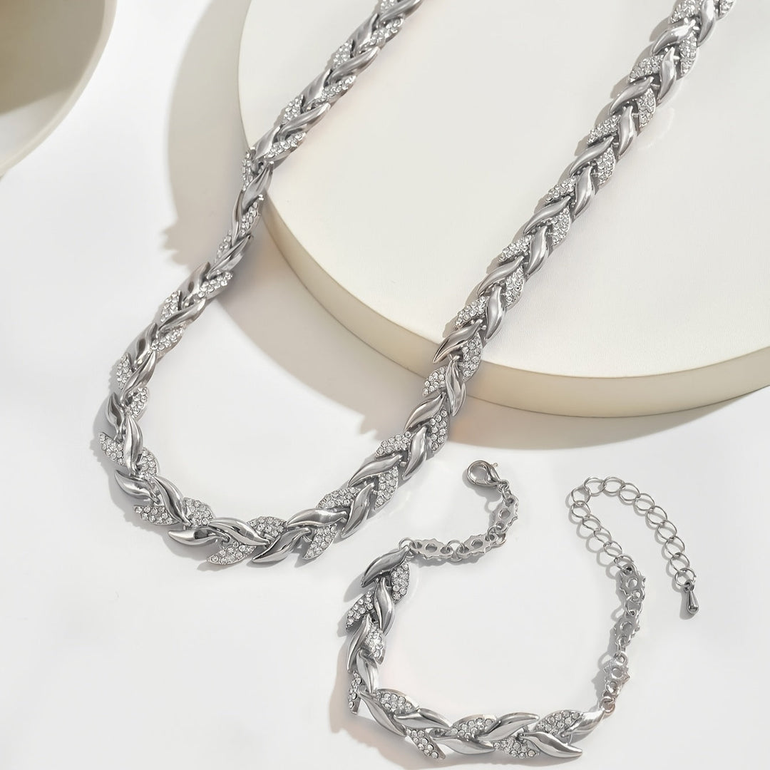 Veda Bremen Elegant glass fish tail set with rhinestones, showcasing shimmering details and intricate craftsmanship.