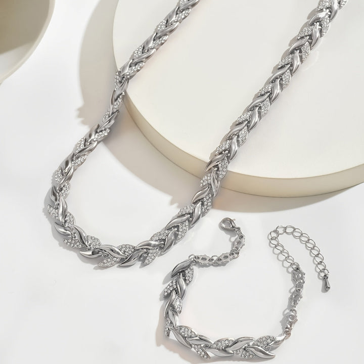 Veda Bremen Elegant glass fish tail set with rhinestones, showcasing shimmering details and intricate craftsmanship.