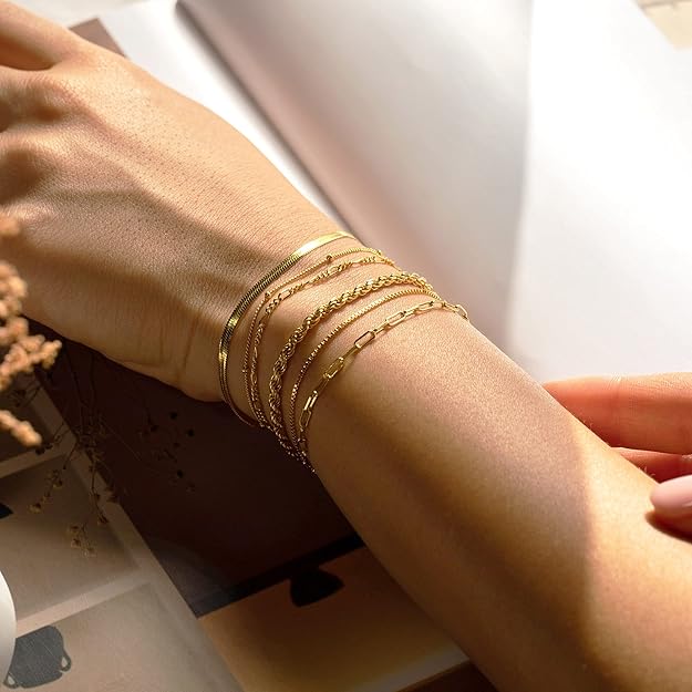 Veda Bremen Isabella Vernetta bracelet set in gold with multiple delicate bangles and intricate design, stylish accessory for any occasion.