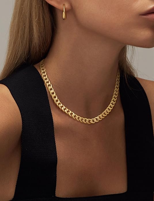 Klobige kubanische Gliederkette from Veda Bremen with large interlocking links in gold tone.
