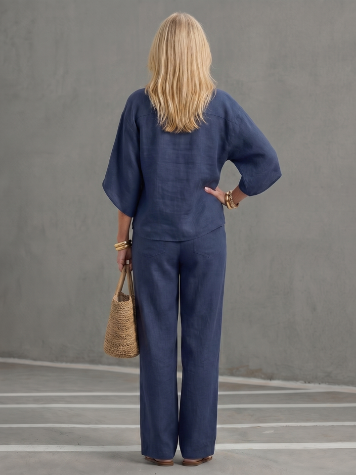 Veda Bremen Carolyn Geknöpftes Tunika und Hosen Set, stylish casual outfit with buttoned tunic and matching trousers, in neutral tones.