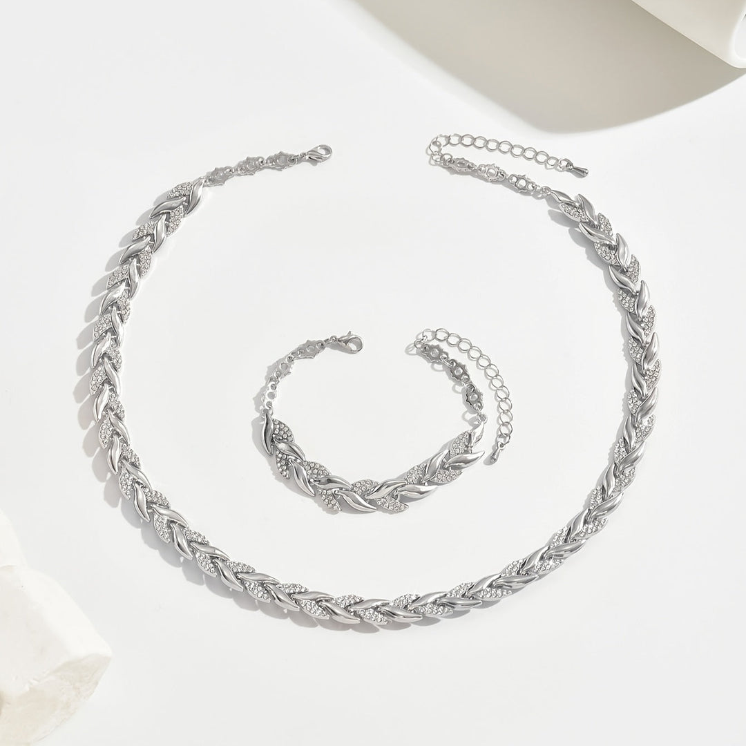 Elegant glass fish tail set with rhinestones from Veda Bremen, featuring shimmering details and intricate craftsmanship.