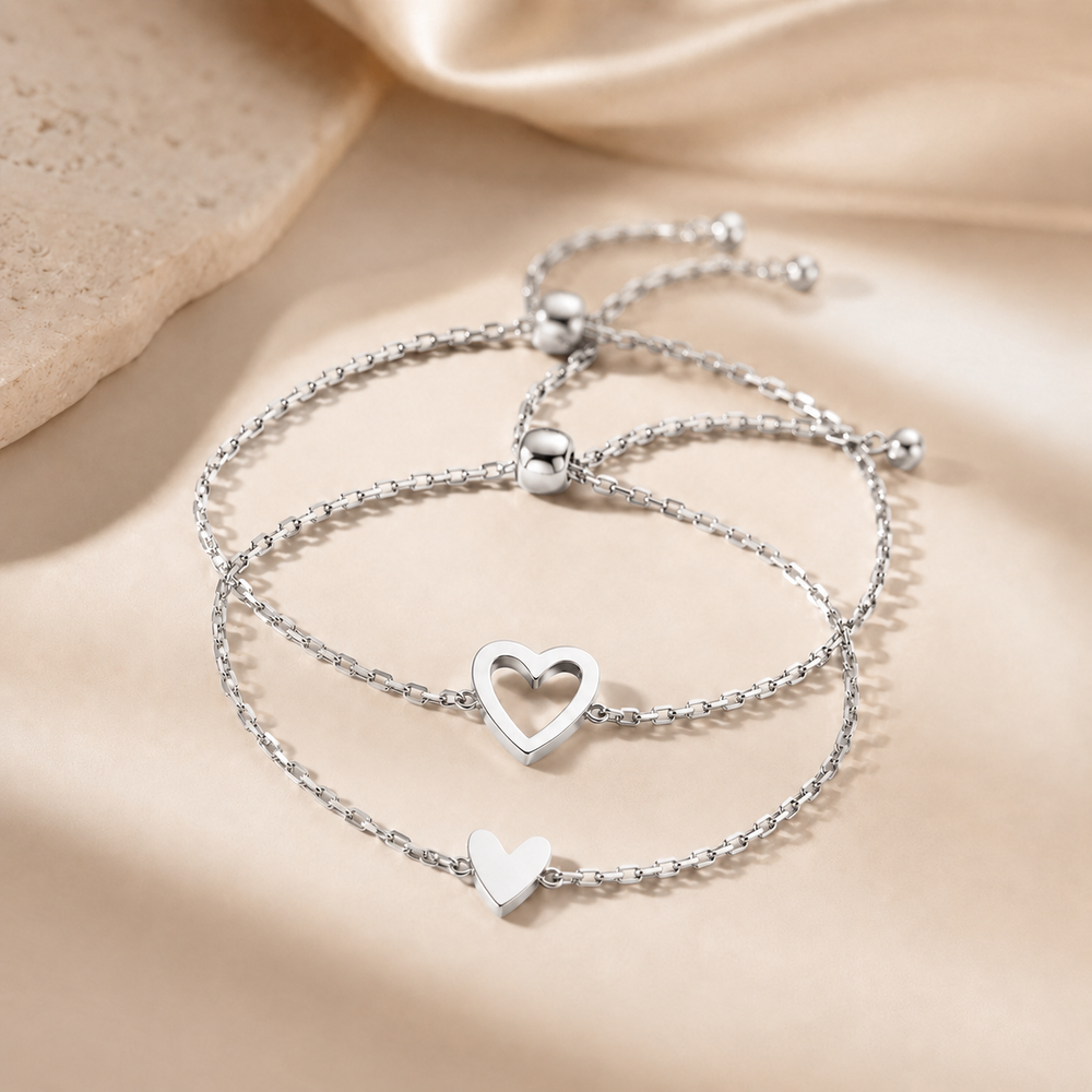 Veda Bremen Herzen Armband Set featuring multiple delicate silver heart-shaped bracelets on a white background.