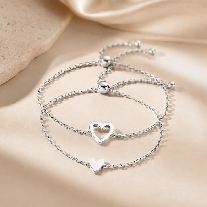 Veda Bremen Herzen Armband Set featuring multiple delicate silver heart-shaped bracelets on a white background.