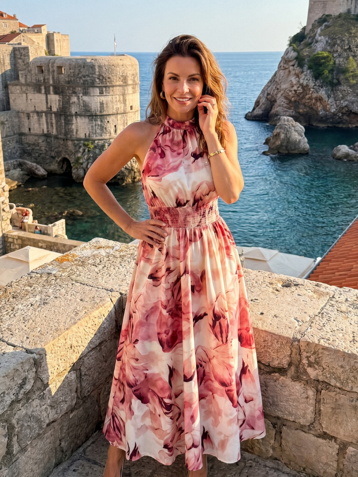 Veda Bremen Olivia midikleid with gathered waist and abstract print, showcasing flowing fabric and stylish design.