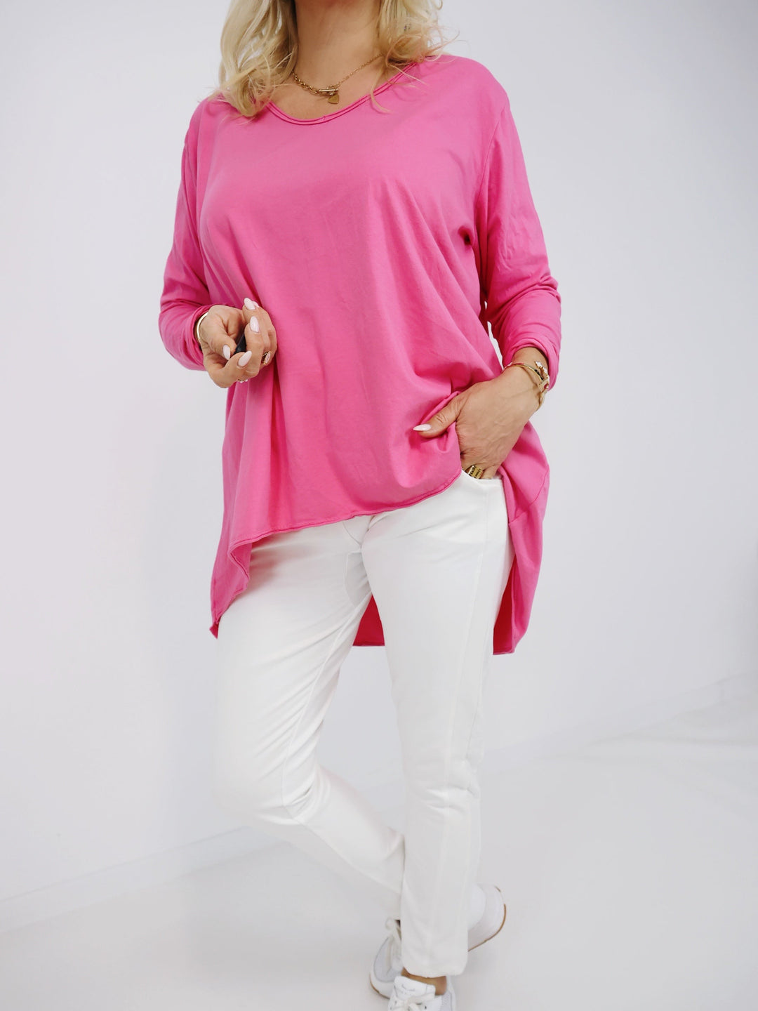 Veda Bremen Brenda long-sleeve shirt in soft fabric, featuring a fitted design and subtle details, perfect for casual wear.