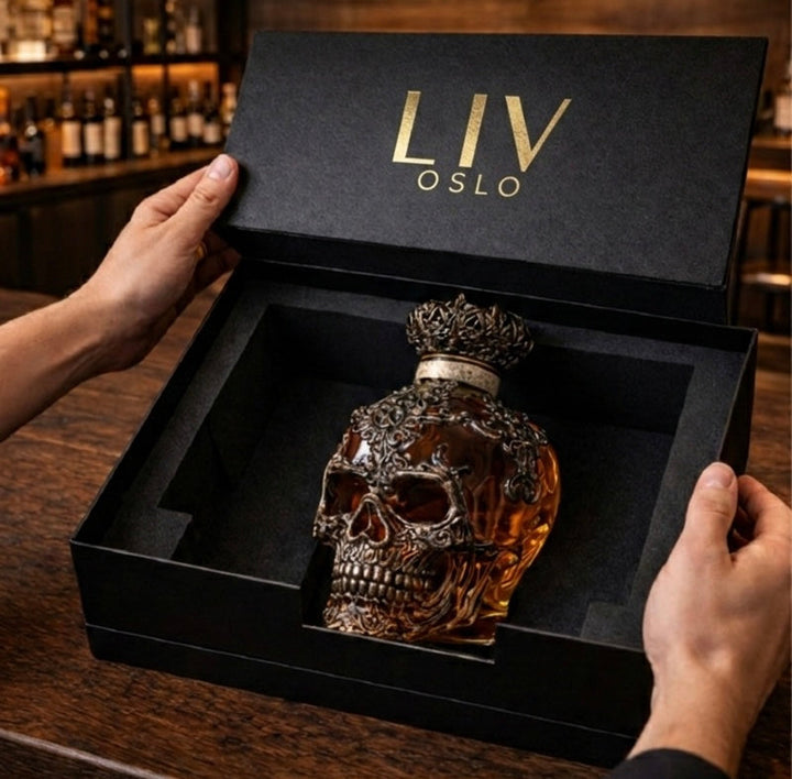 Veda Bremen whisky bottle featuring a skull-shaped design, full view of the Totenschädel Edition in clear glass.