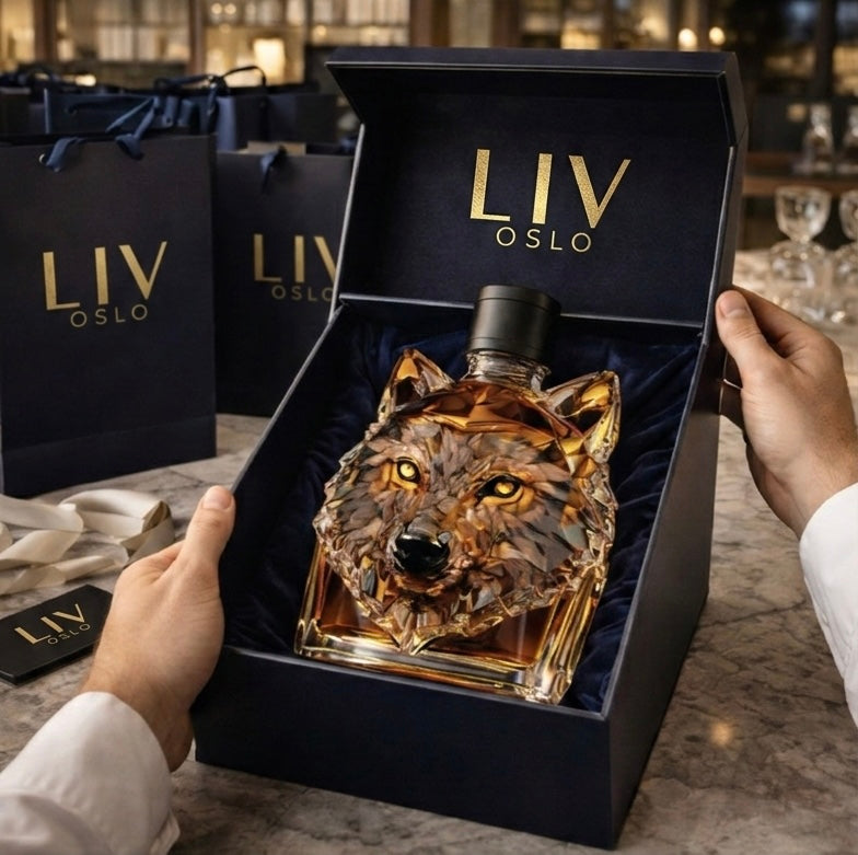Veda Bremen Wolfs Edition whisky bottle with detailed wolf illustration on clear glass bottle, full view.