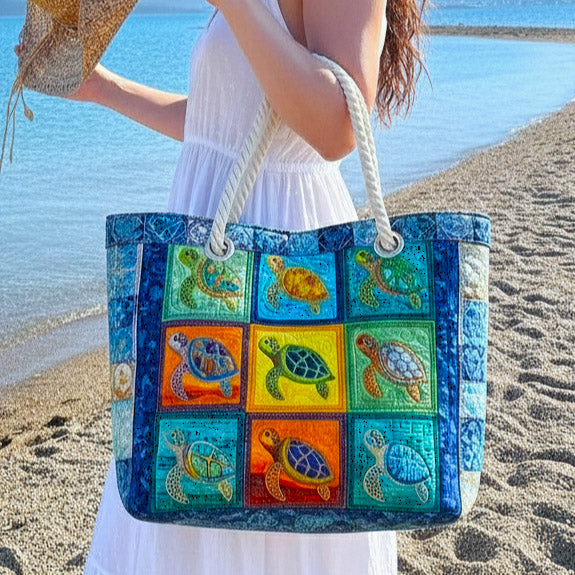 Veda Bremen Turtle Calm quilted beach bag with turtle pattern, spacious design, perfect for seaside outings and summer days.