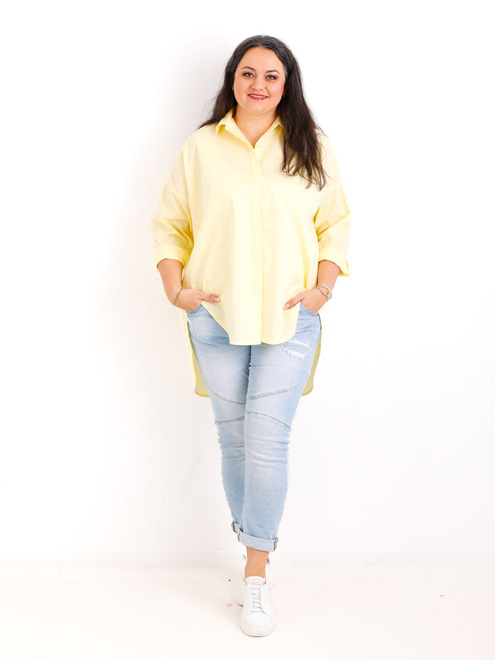 Veda Bremen Chantel Bluse, stylish women’s oberteile in soft fabric with a relaxed fit and elegant design, shown on a hanger.