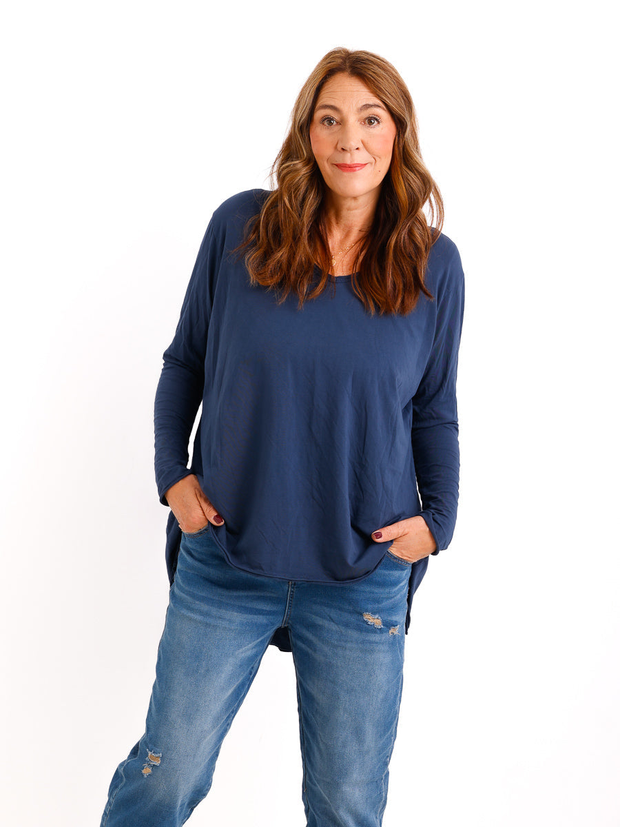 Veda Bremen Brenda Langarmshirt, a long-sleeve top in soft fabric, shown in a natural pose with a neutral background.