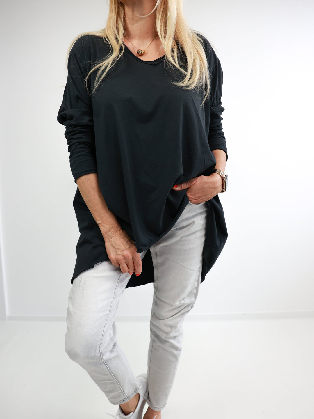 Veda Bremen Brenda long-sleeve shirt, stylish Oberteile in soft fabric with a relaxed fit, displayed on a hanger.