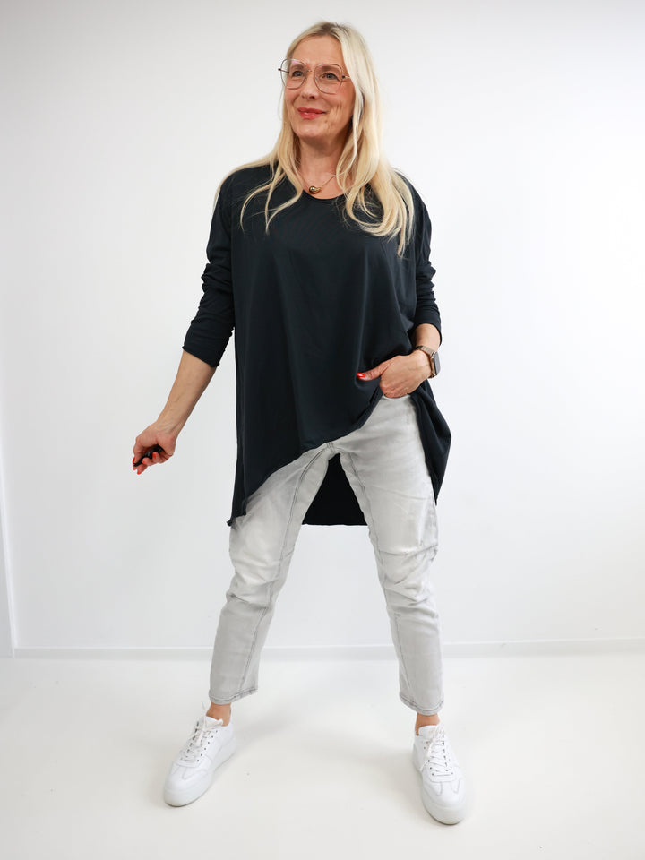 Veda Bremen Brenda long-sleeve shirt in soft fabric, featuring a casual design and round neckline, displayed on a hanger.
