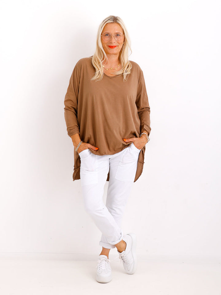 Veda Bremen Brenda long-sleeve shirt, stylish Oberteile in soft fabric, shown in a natural pose with subtle color details.