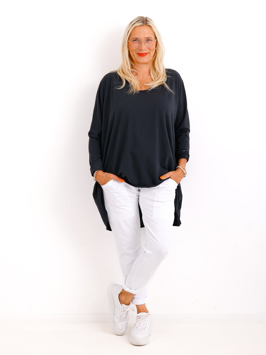 Veda Bremen Brenda Langarmshirt, a long-sleeve top in soft fabric, shown in a natural pose with a neutral background.