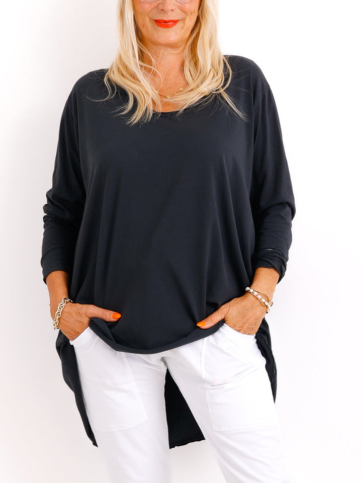 Veda Bremen Brenda Langarmshirt, a stylish long-sleeve top in soft fabric, shown on a hanger with a neutral background.
