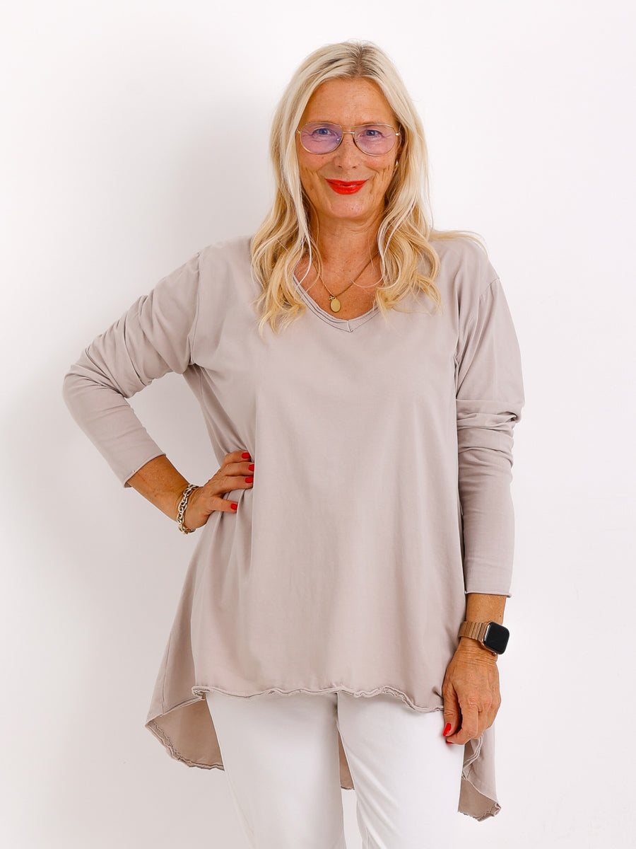 Veda Bremen Brenda long-sleeve shirt in a soft, lightweight fabric, featuring a casual fit and classic neckline.