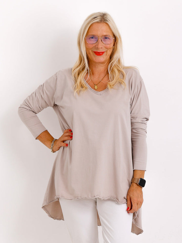 Veda Bremen Brenda long-sleeve shirt in a soft, lightweight fabric, featuring a casual fit and classic neckline.