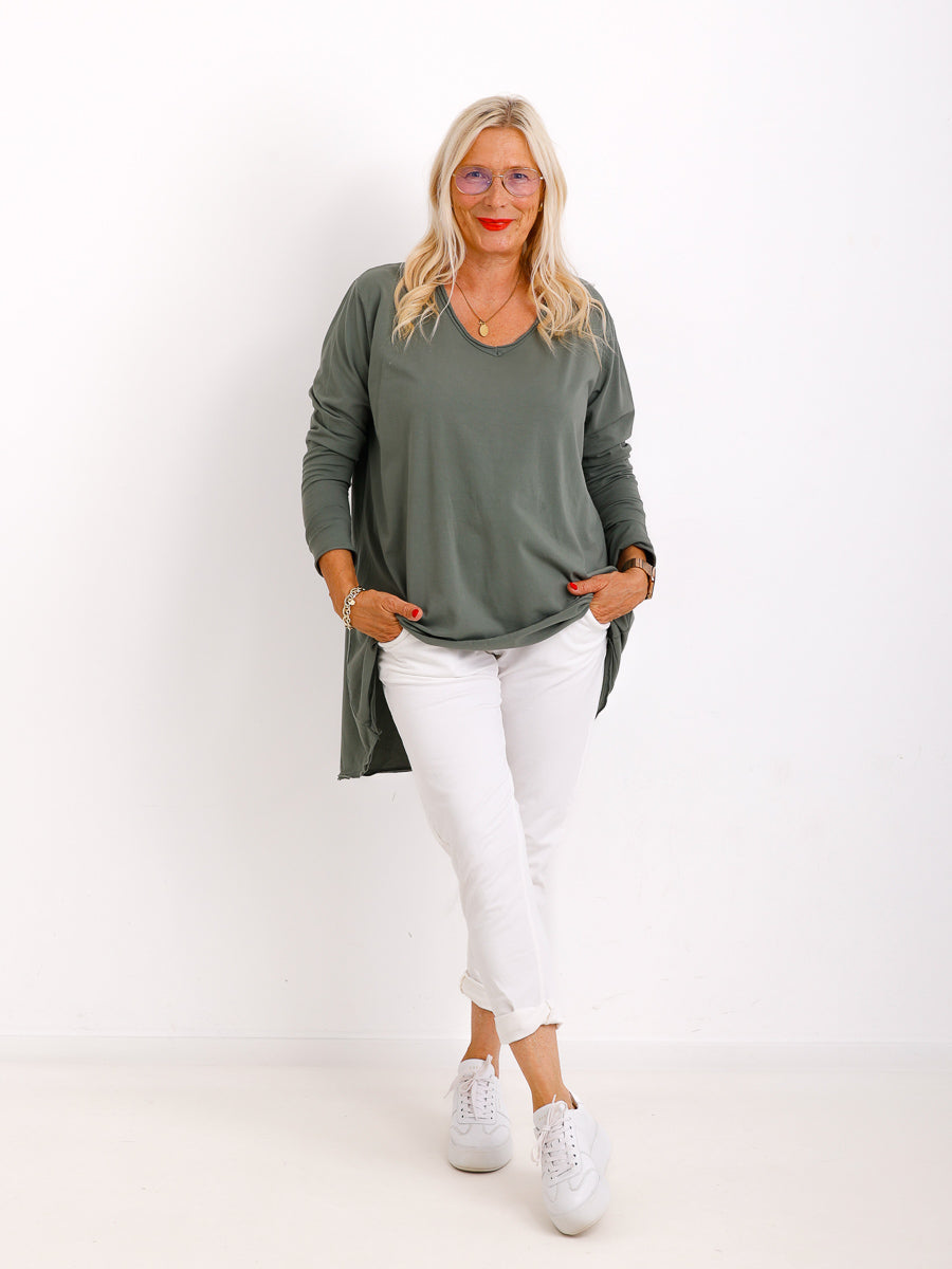 Veda Bremen Brenda long-sleeve shirt in soft fabric, featuring a classic fit and subtle design, shown on a model.