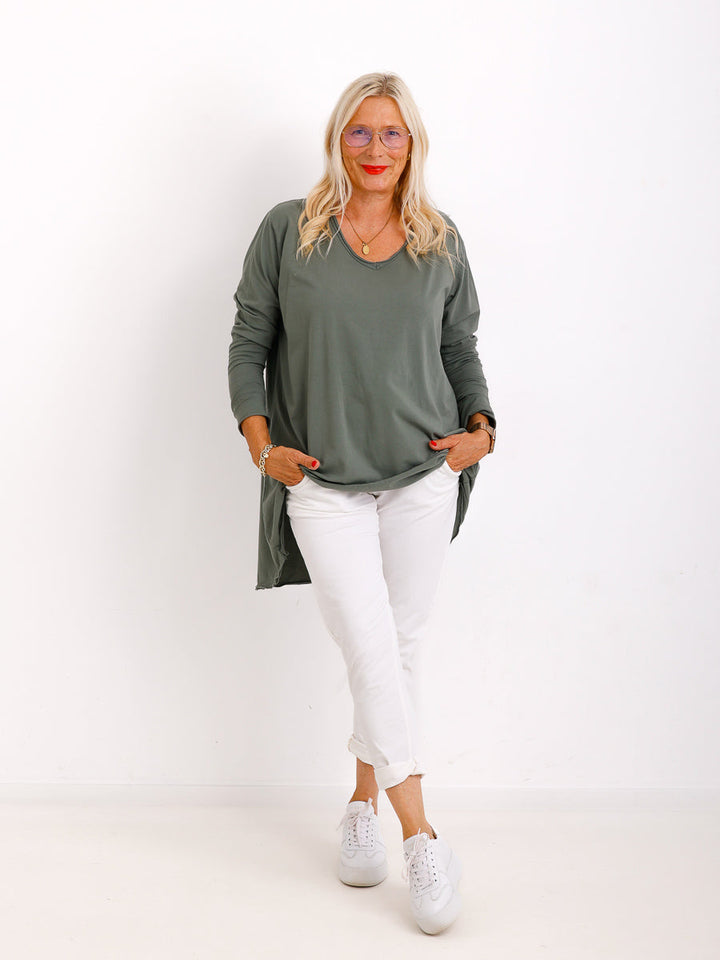 Veda Bremen Brenda long-sleeve shirt in soft fabric, featuring a classic fit and subtle design, shown on a model.