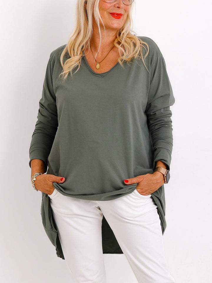 Veda Bremen Brenda long-sleeve shirt in neutral color, featuring a comfortable fit and soft fabric, displayed on a mannequin.
