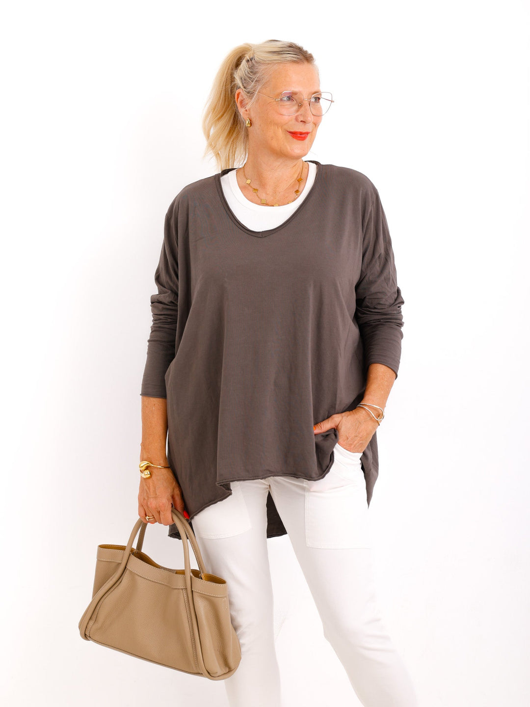 Veda Bremen Brenda long-sleeve shirt in a stylish design, featuring a comfortable fit and soft fabric, shown on a model.