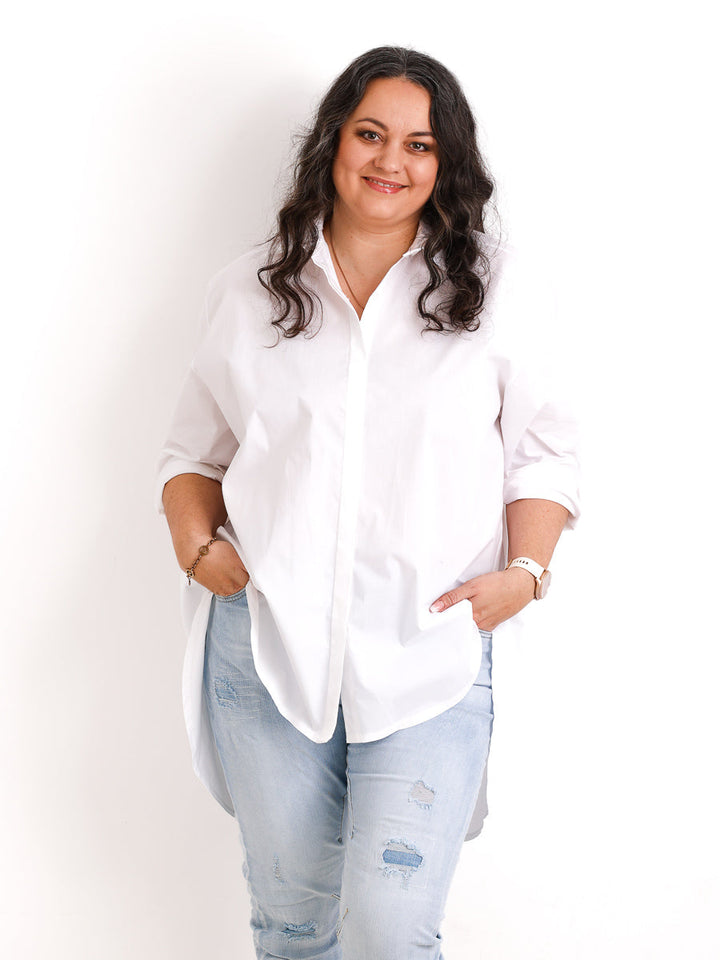 Veda Bremen Chantel Bluse in light fabric, featuring a relaxed fit and stylish design, worn by a model with natural styling.