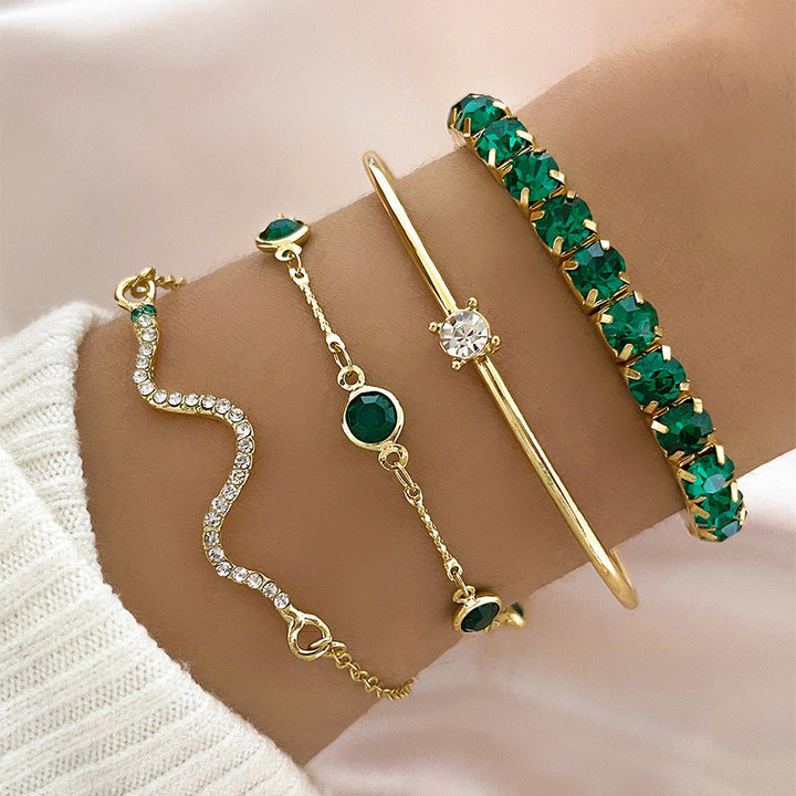 Veda Bremen Golden Smaragd-Armband-Set featuring elegant gold and emerald green gemstone bracelets on a display.