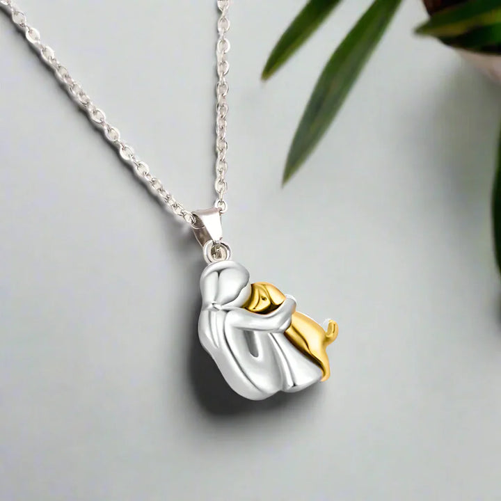Veda Bremen Umarmungs-Anhängerkette necklace with a delicate pendant, stylish jewelry accessory for women.