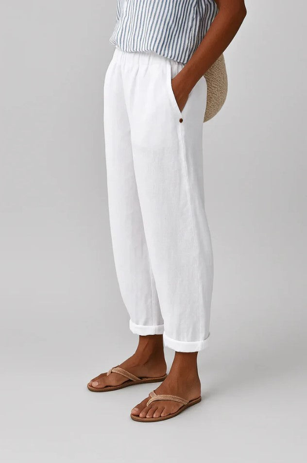 Veda Bremen Reyna casual pants, relaxed fit with soft fabric, shown in a neutral color on a model.