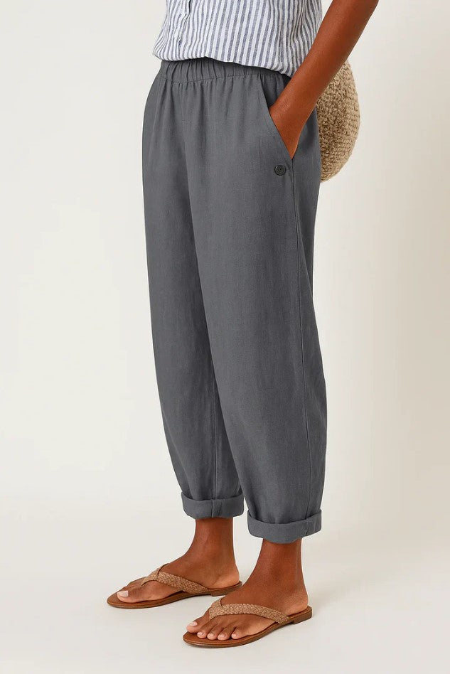 Veda Bremen Reyna casual pants, comfortable and timeless leisure trousers, shown in a relaxed fit with soft fabric texture.