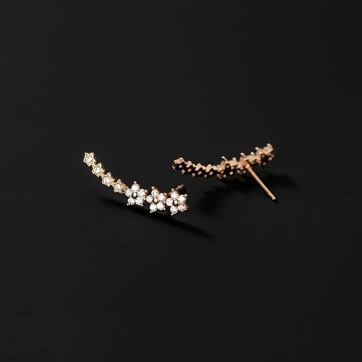Veda Bremen zeitlose Blumen Ohrringe with floral design, gold-tone metal and elegant craftsmanship, suitable for everyday wear