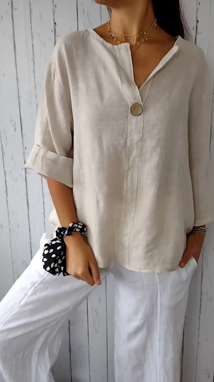 Apricot Damenbluse with V-Ausschnitt by Veda Bremen, featuring a relaxed fit and soft fabric, perfect for casual or office wear.