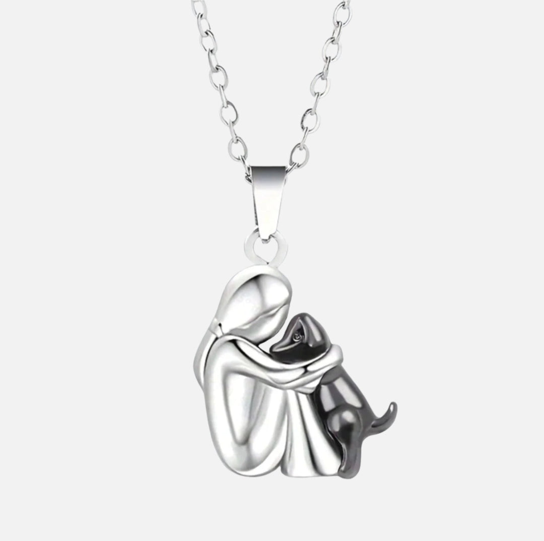 Veda Bremen Umarmungs-Anhängerkette necklace with a delicate chain and heart-shaped pendant, displayed on a neutral background.