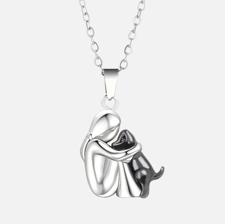 Veda Bremen Umarmungs-Anhängerkette necklace with a delicate chain and heart-shaped pendant, displayed on a neutral background.