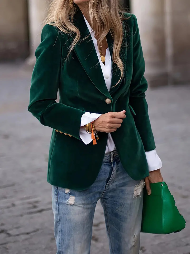Green Alisha tailored blazer by Veda Bremen, featuring a fitted design and classic lapel collar, shown on a model.
