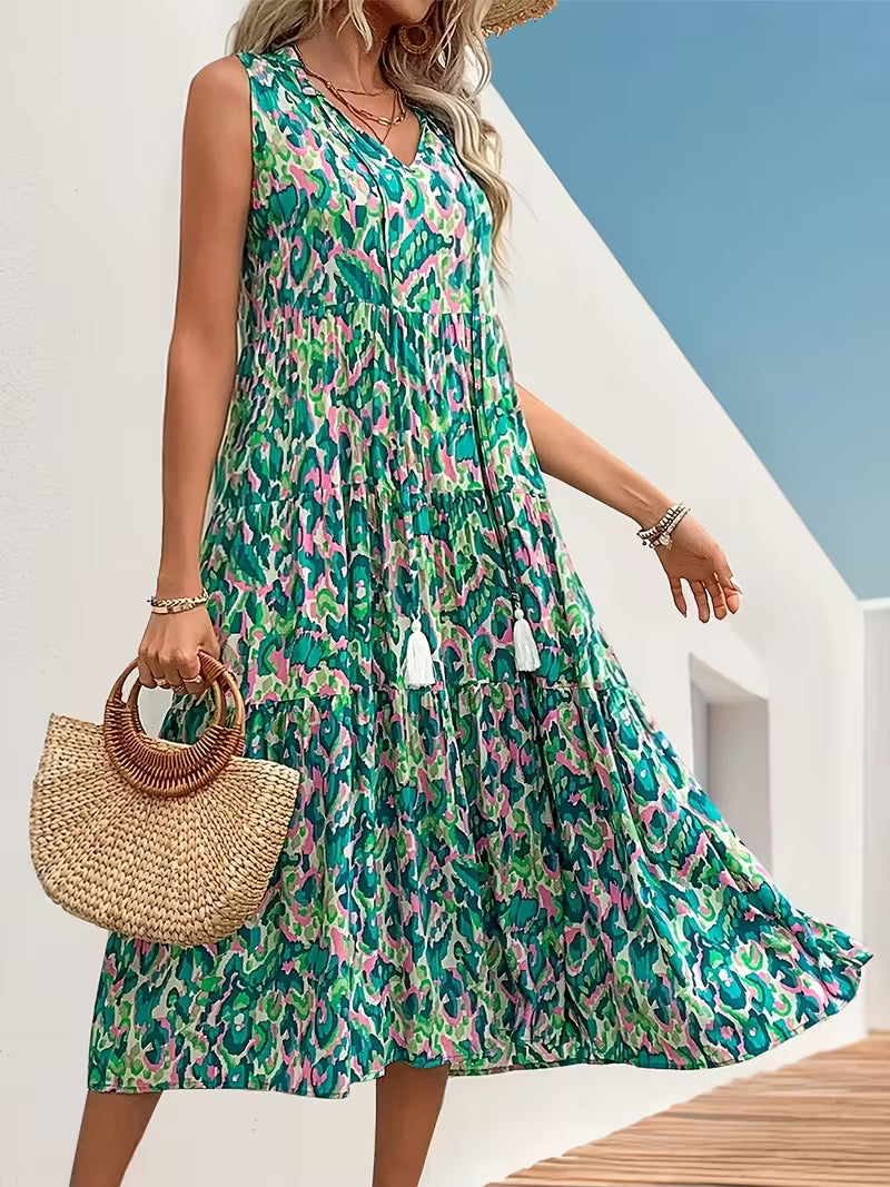Green Veda Bremen Boho-Kleid with flowing fabric and bohemian style, displayed on a mannequin.