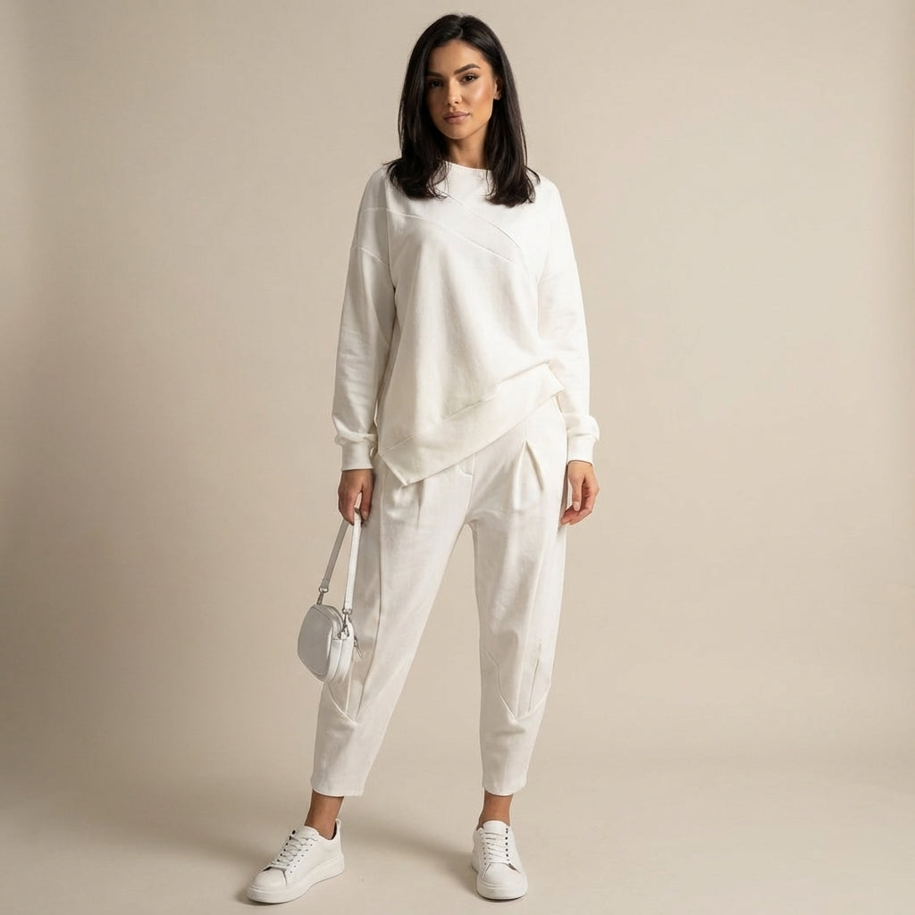 Veda Bremen Damen-Set featuring a stylish top and matching pants in soft fabric, displayed on a neutral background.