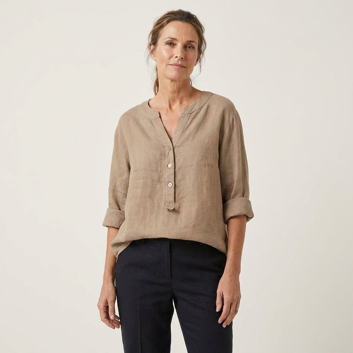 Veda Bremen Reja button-up shirt in light fabric, featuring a classic collar and long sleeves, displayed on a hanger.